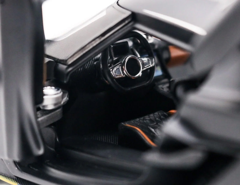 Koenigsegg Jesko 1:24 – Miniatura de Luxo com Iluminação e Som