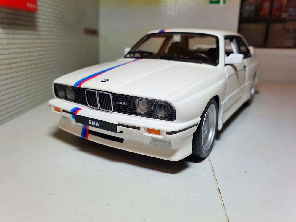 BMW M3 (E30) 1988 em Escala 1:24