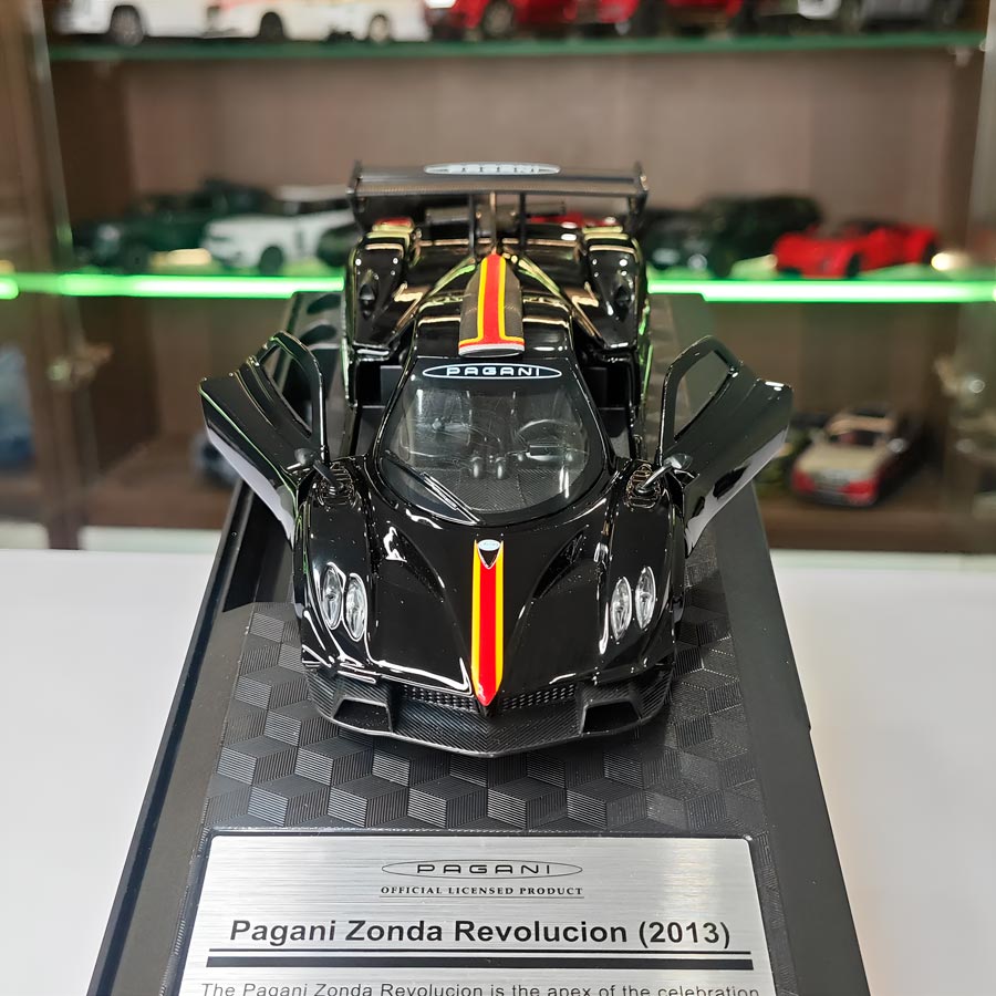 Pagani Zonda Revolución em Escala 1:31