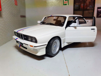 BMW M3 (E30) 1988 em Escala 1:24