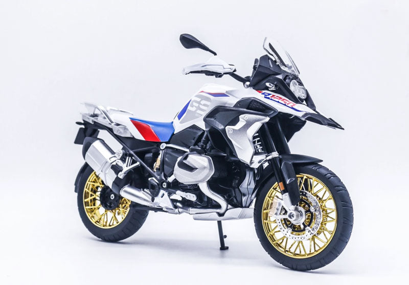 Miniatura Gigante de BMW R1250 GS ADV com Alforjes em Escala 1:9