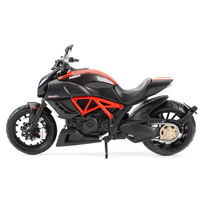 Ducati Diavel Carbon em Escala 1:12
