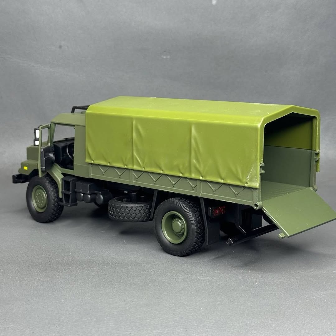 Caminhão Militar Verde – Miniatura 1:36 com Capota Removível