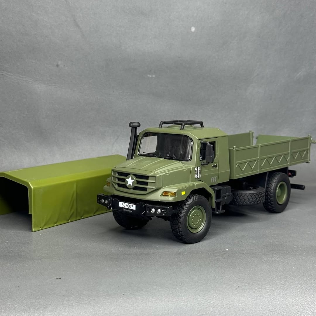 Caminhão Militar Verde – Miniatura 1:36 com Capota Removível