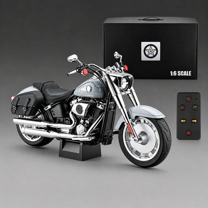 Harley Fat Boy 1:6 com Controle Remoto e Efeitos Realistas