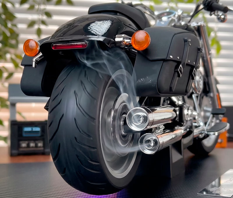 Harley Fat Boy 1:6 com Controle Remoto e Efeitos Realistas